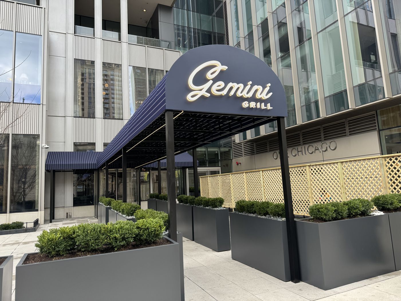 Gemini Bar N Grill - Experience the Best Cocktails and Outdoor Dining in Chicago