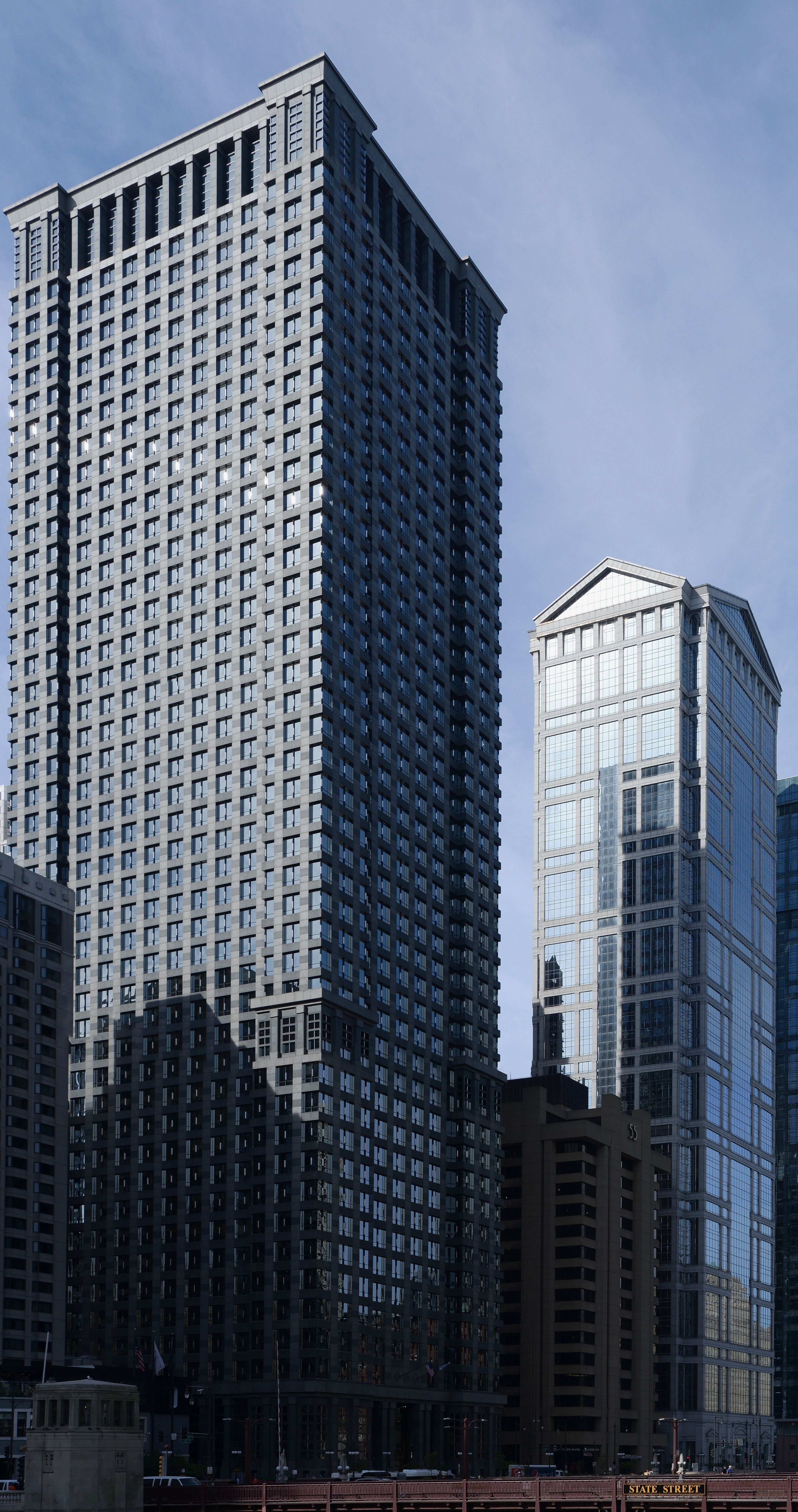 Leo Burnett Building: Iconic Chicago Skyscraper on Wacker Drive